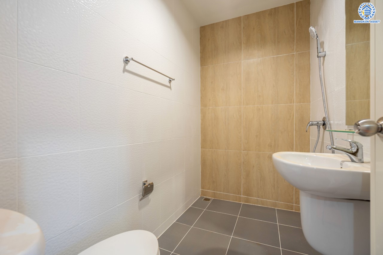 บ้านมือสองตกแต่งใหม่ ม.ซื่อตรง รัตนาธิเบศร์ หน้าโครงการติดรถไฟฟ้า "สถานีไทรม้า"!! เนื้อที่ 26 ตร.ว. ฟังก์ชัน 3 ห้องนอน 2 ห้องน้ำ 1 ที่จอดรถ ทำเลใกล้ เซ็นทรัลรัตนาธิเบศร์ และทางด่วน "งามวงศ์วาน"